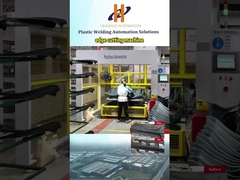 Robôs cortam peças de plástico após o moldagem rotativa